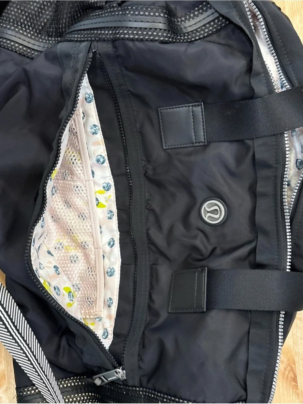 Lululemon athleta  Medium Black 25L heavy Nylon Duffle Bag Pink Lining Pockets